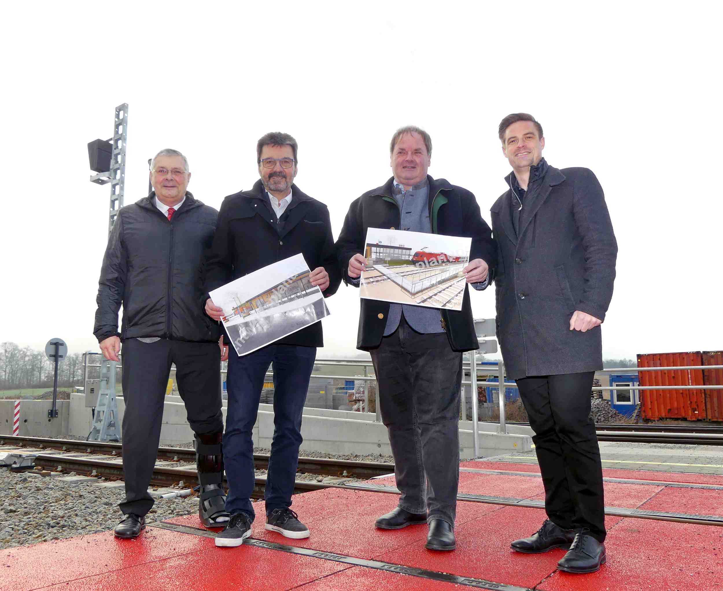 Das Planungsteam der Stadtgemeinde mit Vbgm. Heinz Nagl, Bgm. Gerhard Lentschig, Verkehrsstadtrat Manfred Daniel und Stadtentwicklungs-Stadtrat Reinhard Litschauer (v. li.) traf sich zu einem Lokalaugenschein auf dem Horner Bahnhof. Dabei wurde der Letzts
